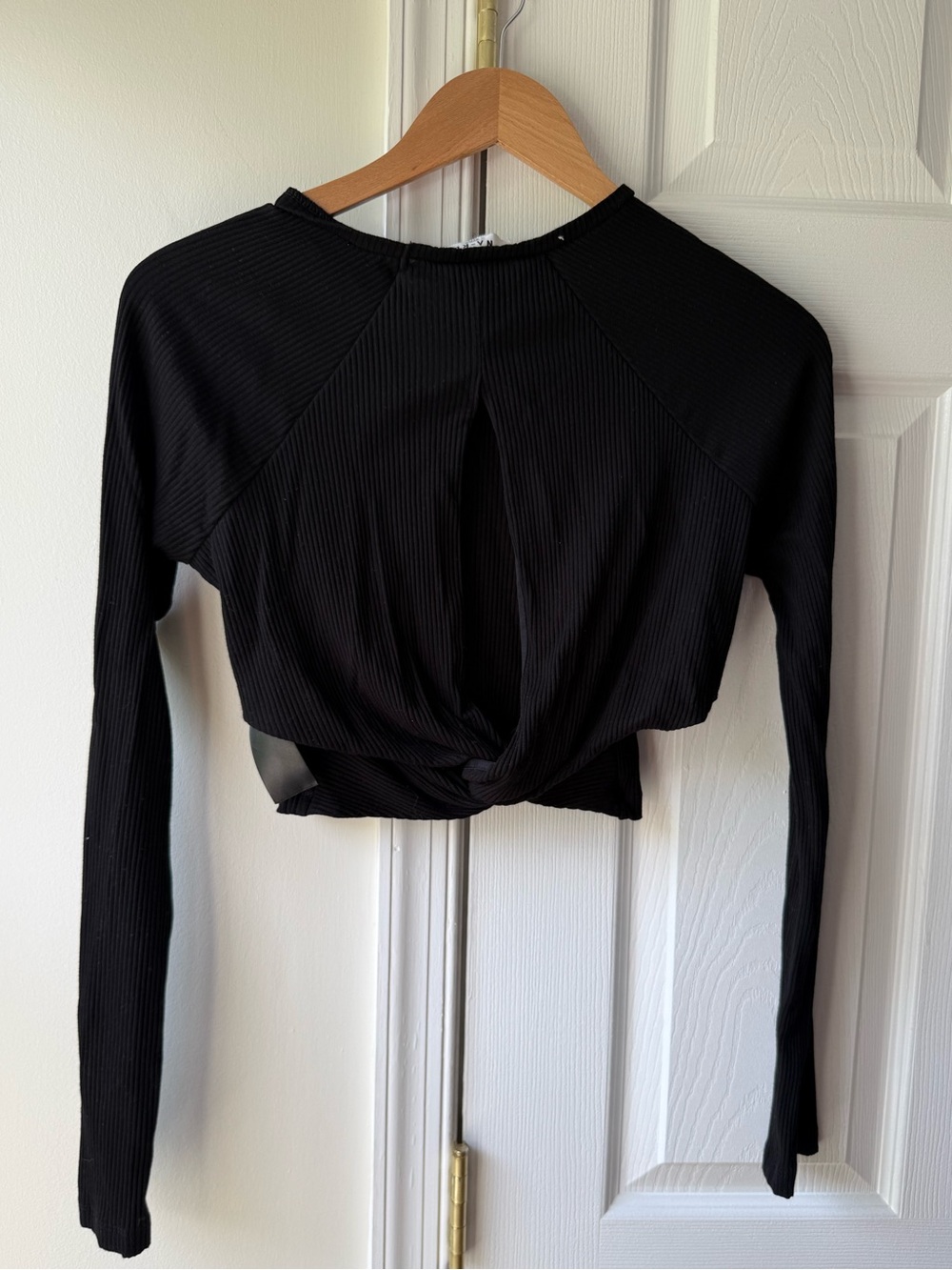 NA-KD Black long sleeve crop top with open back twisted detail Size M